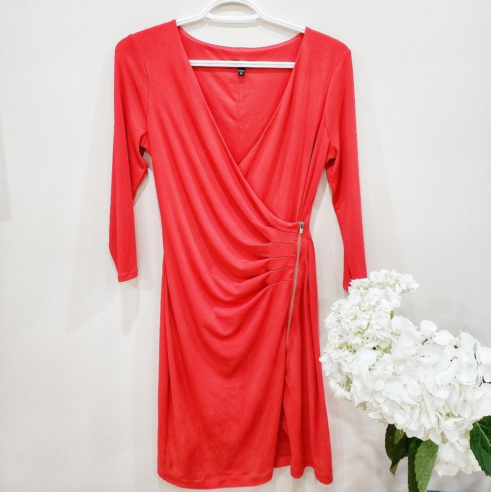 Express dress with zip details